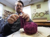 Daniel Okrasa, pracownik muzeum włókiennictwa w Łodzi, dzierga na drutach, szydełkuje, wyszywa. To jego hobby