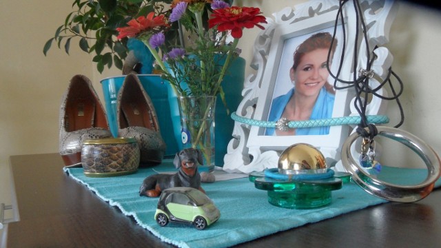 Pamiątki po Hani z domu jej rodziców: portret, naszyjnik, który miała w dniu zabójstwa oraz miniaturka jej samochodu