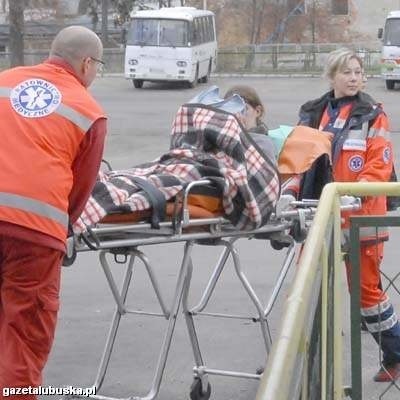 Zakrwawioną kobietę pogotowie na sygnale zabrało do szpitala w Gubinie (fot. Krzysztof Kubasiewicz)