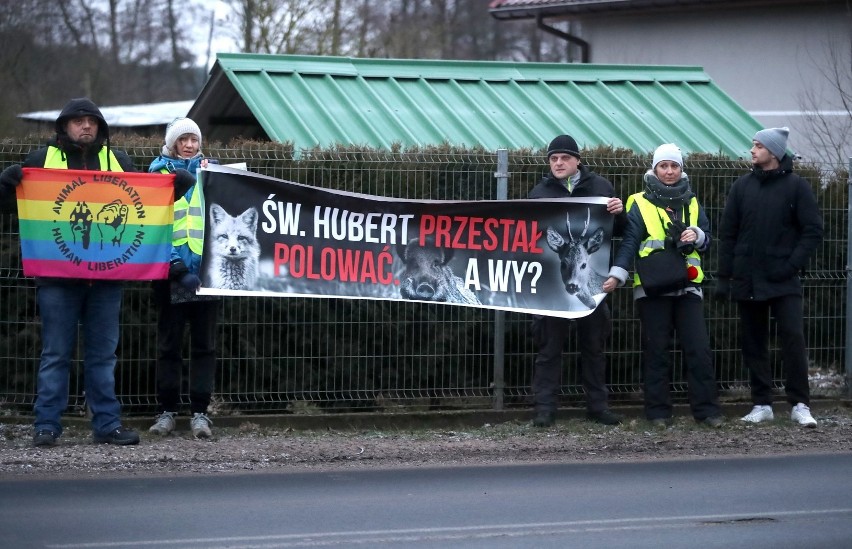 Aktywiści BASTY! na "dzikim spacerze". Protestowali przeciwko całkowitemu odstrzeleniu dzików w naszym regionie