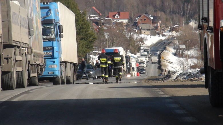 Wypadek karetki w Gruszowcu pod Mszaną. Jedna osoba ranna