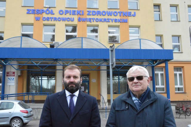 Dyrektorzy szpitala w Ostrowcu Świętokrzyskim Tomasz Kopiec i Adam Karolik.