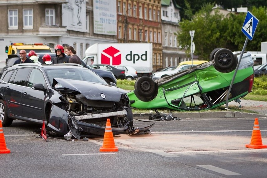 Groźny wypadek na placu Poznańskim w Bydgoszczy. Zderzyły się dwa samochody, są ranni [zdjęcia, wideo]