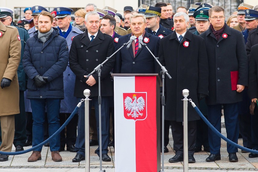 Przed pomnikiem marszałka Józefa Piłsudskiego rozpoczęły się...