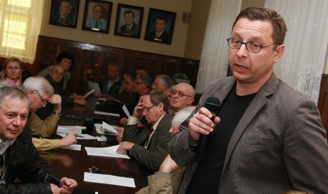 Wady prawne uchwały przyjętej przez komisarza wytknął na spotkaniu m.in. Wojciech Włodarski (z prawej strony)