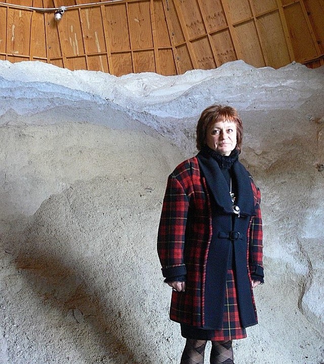 Drogowcy mają gotowe zapasy soli. Małgorzata Szwugier, szefowa obwodu drogowego w Skarżysku-Kamiennej prezentuje zapasy soli, zgromadzone w specjalnym silosie. 