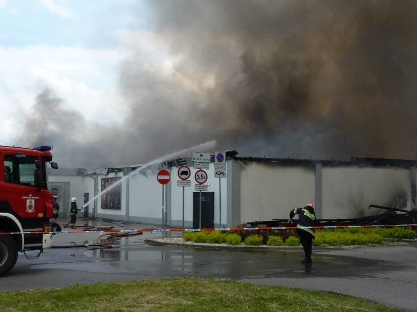 Pożar Lidla w Radomsku. Płonie niemiecki supermarket.