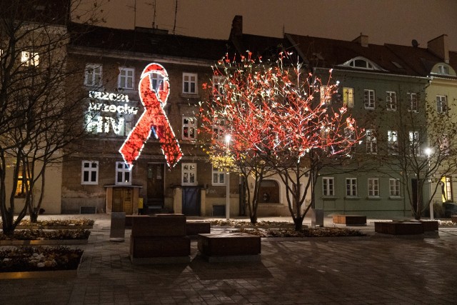 Na problem HIV i AIDS uwagę zwraca czerwona kokardka z napisem „Razem przeciw HIV”, która jest wyświetlana w 5 polskich miastach z okazji Światowego Dnia AIDS (1 grudnia).  Zobacz, gdzie można ją obejrzeć i jak się prezentuje. Na bieżącym zdjęciu: Poznań. Zobacz kolejne, przesuwając zdjęcia galerii w prawo gestem, ew. naciśnij strzałkę lub przycisk NASTĘPNE.