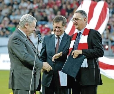 Otwarcie stadionu, stoją od lewej: prezydent Jacek Majchrowski, minister sportu Adam Giersz i prezes Cracovii Janusz Filipiak Fot. Wacław Klag