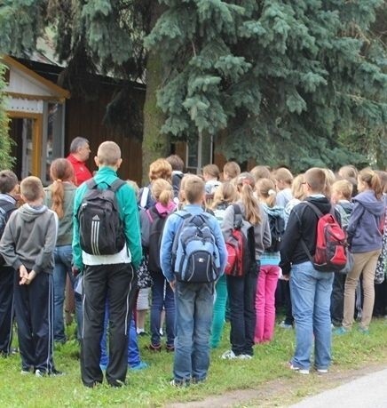 Młodzież w Janowicach  przed domem Ponurego.