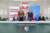 Powiat radomski. Będą przebudowy dróg w gminach Jedlińsk, Wierzbica oraz Zakrzew. Starostwo podpisało umowy z wykonawcami