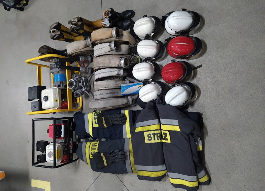Strażacy ochotnicy z Tarnobrzega przekazali agregaty, mundury i inne rzeczy druhom z Ukrainy. Sprzęt pomoże im w najtrudniejszej akcji FOTO