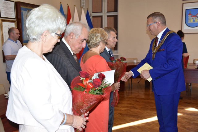 50-lecie pożycia małżeńskiego było okazją do wręczenia medali nadanych przez prezydenta RP. Otrzymały je pary z gminy Żnin. W imieniu głowy państwa małżonków dekorował burmistrz Żnina Robert Luchowski. Uroczystość z tej okazji odbyła się w auli Urzędu Miejskiego. Oprócz odznaczeń przybyli otrzymali upominki i kwiaty od gminy. Później wszyscy zostalli zaproszeni na słodki poczęstunek. Zacny jubileusz świętowali: Barbara i Henryk Kasprowscy ze Żnina, Stanisława i Leszek Krzyżanowscy z Jaroszewa, Teresa i Władysław Kuźniarek z Sobiejuch, Urszula i Jan Pakulscy ze Żnina oraz Barbara i Krystian Stypczyńscy ze Żnina.Uroczystość prowadziła Barbara Skibicka, z-ca kierownika USC, która podkreśliła, że medale to uhonorowanie zgodności małżeńskiej oraz trudu i wyrzeczeń wniesionych dla dobra założonej rodziny.