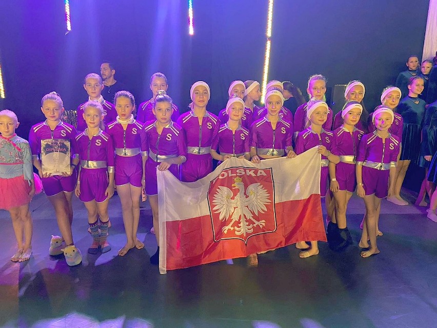 Tancerze ze Szkoły Raz Dwa Trzy w Inowrocławiu wśród najlepszych podczas Mistrzostw Świata Federacji WADF 2022, które odbyły się w Płocku