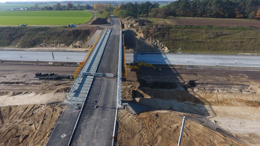 Na zdjęciach budowa autostrady A1 na wszystkich pięciu...