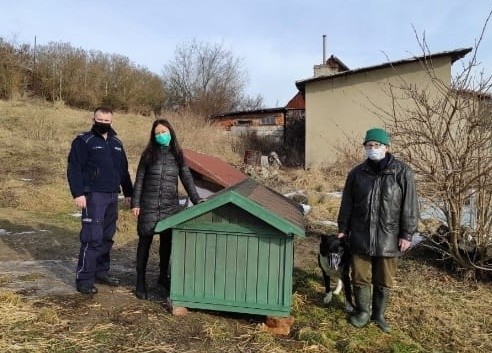 Nowa, ocieplana buda była tak ciężka, że przenosić ją musiało czterech policjantów.