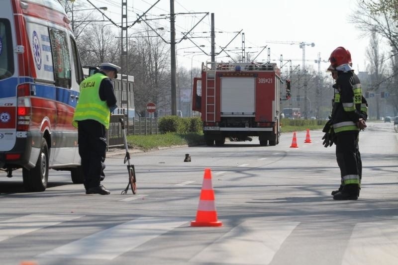 Wrocław: Śmiertelny wypadek na Ślężnej. Motocyklista potrącił pieszego na przejściu (ZDJĘCIA)