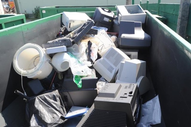 Zużyte telewizory, pralki, lodówki, komputery czy telefony są odpadami niebezpiecznymi, ponieważ zawierają toksyczne substancje. Dlatego nie należy wyrzucać ich do przydomowych kontenerów.