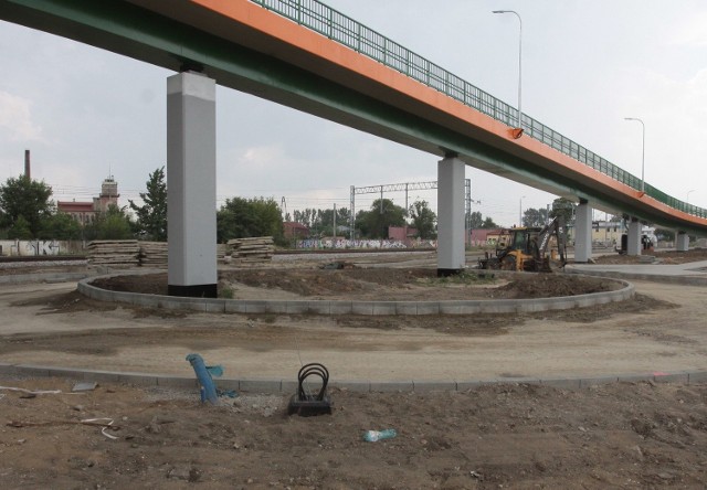 Nowy wiadukt nad torami kolejowymi w ulicy Młodzianowskiej stoi już gotowy. Teraz prace wykończeniowe koncentrują się wokół.