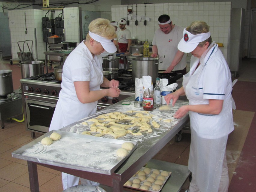 Zobacz jak powstają pączki w kuchni szpitala w Pabianicach ZDJĘCIA
