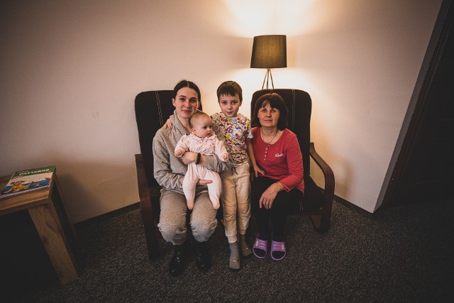 Katerina Drobit, jej dzieci i mama, znaleźli schronienie w Operze Śląskiej w Bytomiu. Mimo trudnej sytuacji, starają się zachować spokój, a nawet przywołać uśmiech. Bo Ukrainki to dzielne kobiety.