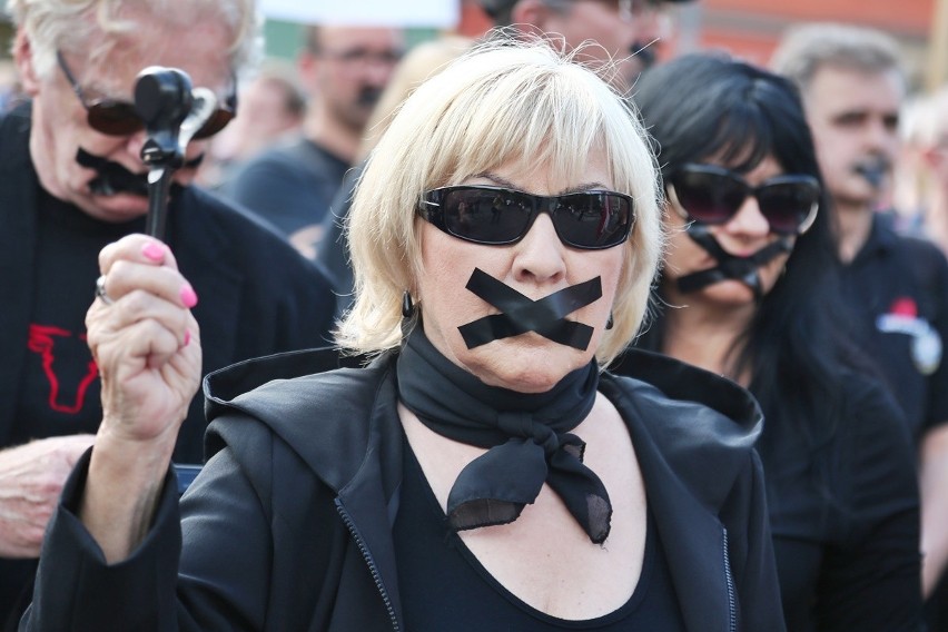 Czarny, milczący protest na pl. Solnym. W obronie Trybunału Konstytucyjnego
