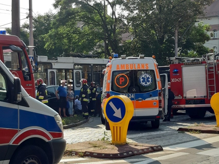 Wypadek autobusu MPK i tramwaju na Tarnogajskiej we Wrocławiu. Są ranni