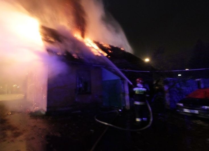 Strażacy w nocy gasili pożar jednorodzinnego budynku