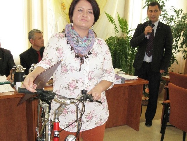 Joanna Nowak z Jagodnego, w gminie Mirzec, z wygranym rowerem.