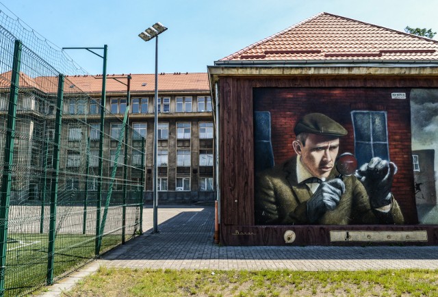 W minione wakacje trwały prace przy ociepleniu budynku Gimnazjum nr 24 przy ul. Kościuszki - zniknął więc efektowny mural. Ma wrócić, ale w innej formie