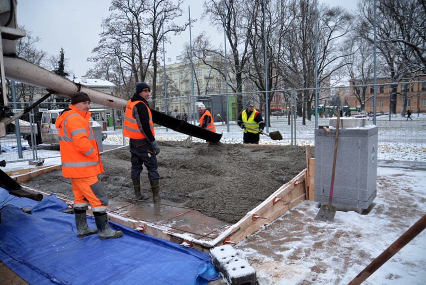 Plac Litewski: zaczęły się prace przy pomniku Nieznanego Żołnierza 