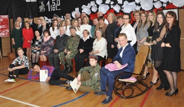 Gimnazjum imienia Józefa Piłsudskiego w Jarosławicach w uroczysty sposób obchodziło 150. rocznicę urodzin patrona szkoły.