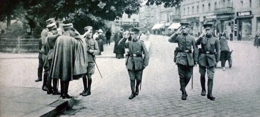 Niemieckie służby bezpieczeństwa salutują  żołnierzom...