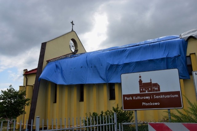 "W związku z nakazem nadzoru budowlanego kościół w Płonkowie do czasu całkowitej naprawy i odbioru przez tenże nadzór budowlany został kategorycznie wyłączony z użytku publicznego" - czytamy na stronie internetowej parafii w Płonkowie