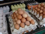 Wielkanoc 2022. Na święta Polacy najchętniej kupują warzywa i jajka. Mimo wysokich cen bazarki mają dobre obroty. Po ile nowalijki?