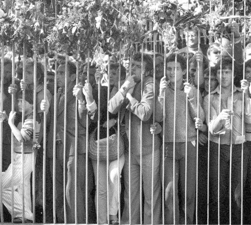 Jedna z wielu fotografii rodzin czekających przed bramą
