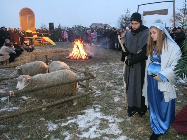 Przepiękne jasełka "Cud Świętej nocy", przygotowali uczniowie z Zespołu Szkół w Górnie oraz działająca przy parafii scholą młodzieżową. Jasełka odbyły się w plenerze, obok budynku Zespołu Szkół w Górnie.