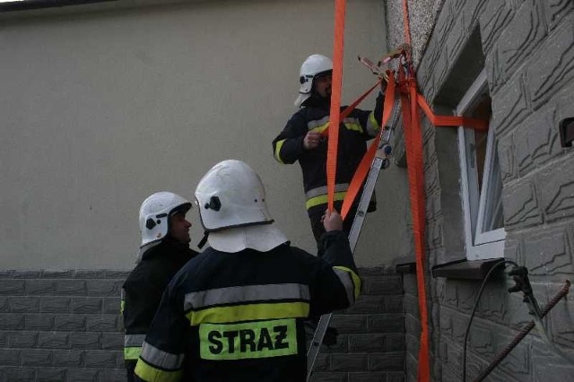 Poderwany dach strażacy umocowali do ścian na wysokości parteru. Takie zabezpieczenie będzie go trzymać do czasu usunięcia uszkodzeń.