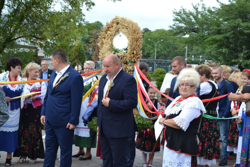 W tym roku podczas Dożynek w Dąbrowie pochód rozpoczął się w...