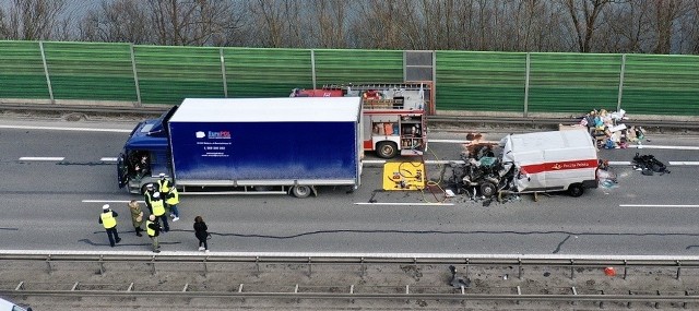 Śmiertelny wypadek w Straszynie. Bus wbił się w samochód ciężarowy! Nie żyje kobieta