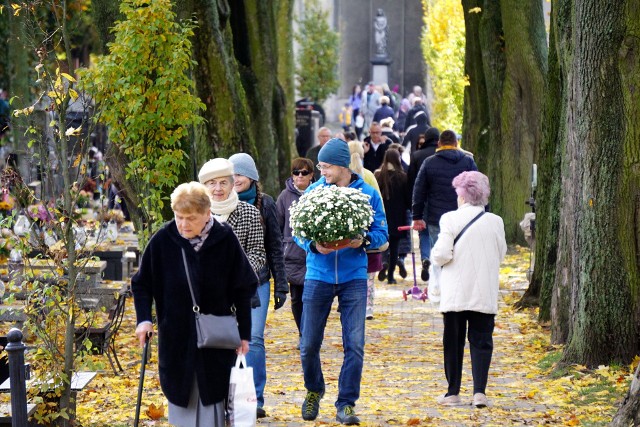 Trwają przygotowania do Wszystkich Świętych. Zobacz zdjęcia z cmentarza przy Unickiej w Lublinie.