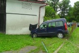 Lipowa: samochód uderzył w stodołę