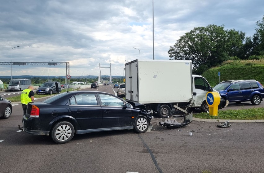 Wypadek w Przemyślu. W zderzeniu trzech samochodów poszkodowana została jedna osoba [ZDJĘCIA]