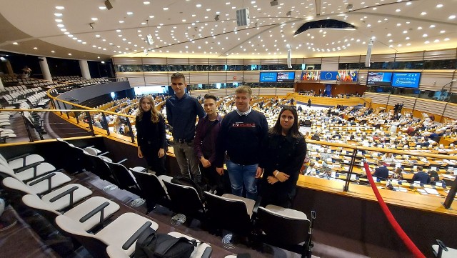 Piątka zwycięzców konkursu "Europa z naszej ulicy" z liceum w Małogoszczu odwiedziło stolicę Belgii, Brukselę. Zobaczcie na kolejnych slajdach co zobaczyli podczas swojej wycieczki!