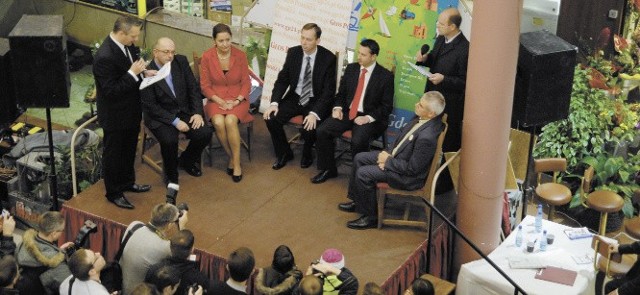 Debata prezydencka w Galerii Podkowa. Od lewej siedzą: Zbigniew Bronk, Krystyna Danilecka-Wojewódzka, Zbigniew Konwiński, Robert Kujawski, Zbigniew  Rychły. 