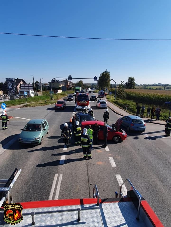 Zderzenie dwóch pojazdów na krajówce w Jerzmanowicach