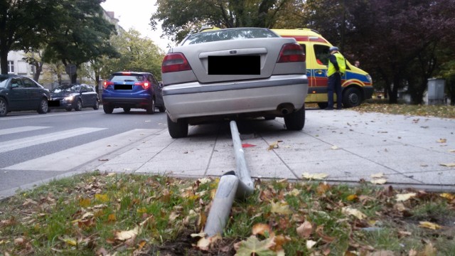 Przechodzącą w pobliżu kobietę ranił znak drogowy, który ściął jeden z samochodów