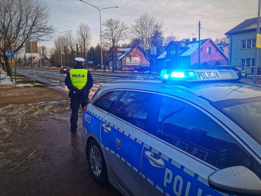 Policja zatrzymywała kierowców i pieszych. Prawie 300...