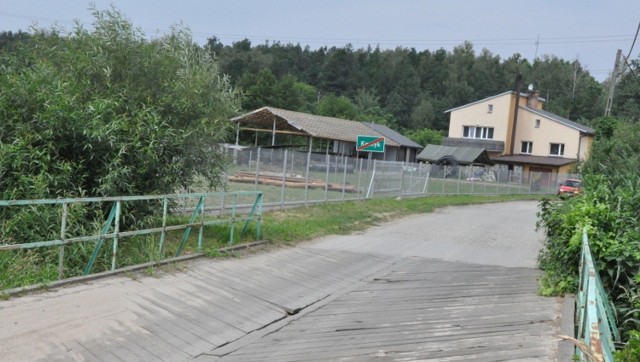 Szacunkowa wartość budowy nowego mostu we wsi Kamyk to ponad 730 tysięcy złotych. Prace mają ruszyć na przełomie sierpnia i września, a powinny się zakończyć się do 15 listopada.