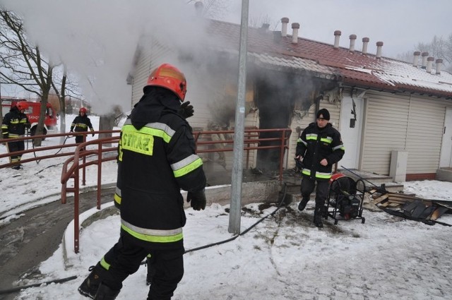 Strażacy gaszą pożar osiedla na Polnej 